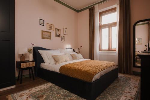维也纳Oak House Vienna的一间卧室设有一张床和一个窗口