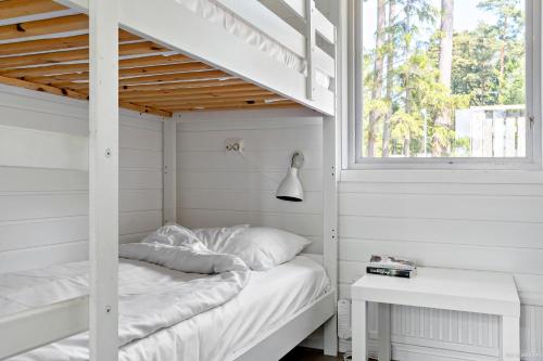 科尔莫登First Camp Kolmården-Norrköping的一间卧室配有双层床和窗户。