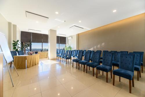 加拉茨Faleza Hotel by Vega的一间会议室,配有蓝色的椅子和桌子