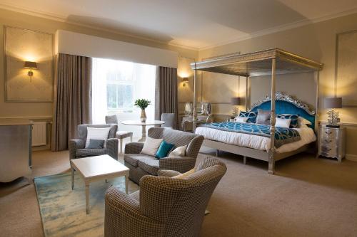 格伦罗西斯巴尔伯尼豪斯酒店的一间带天蓬床的卧室和一间客厅