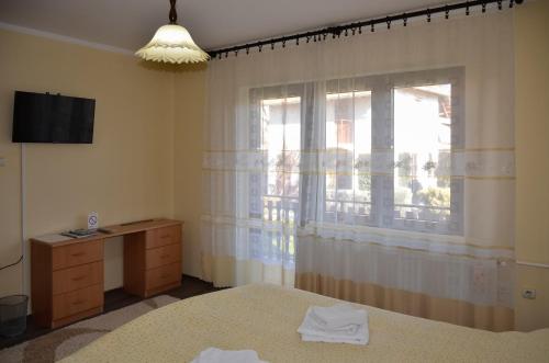 索科矿泉村Apartmani Janja的一间卧室设有一张床和一个窗口