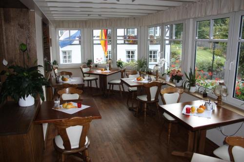 Gasthof-Pension Hunaustuben餐厅或其他用餐的地方
