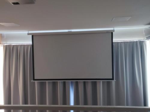 阿拉沙Ybira Loft的窗帘房间里放的投影屏幕