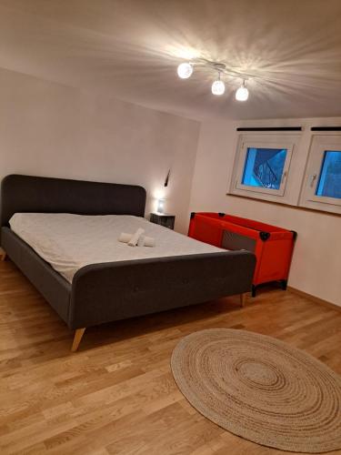 沙尔梅Appartement lumineux et spacieux à Charmey - Coin de paradis的一间卧室配有一张床和一个红色梳妆台