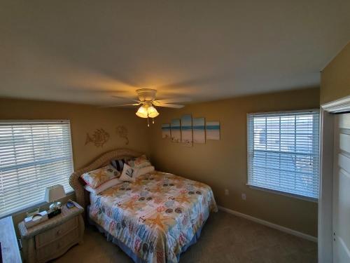 怀尔德伍德Family Friendly Beach Block Ocean View 3 BR, 2 BA, Condo near Wildwood Crest and Convention Center的一间卧室配有一张床和吊扇