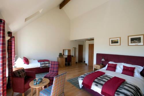 CarinishLangass Lodge的一间卧室设有一张床和一间客厅。