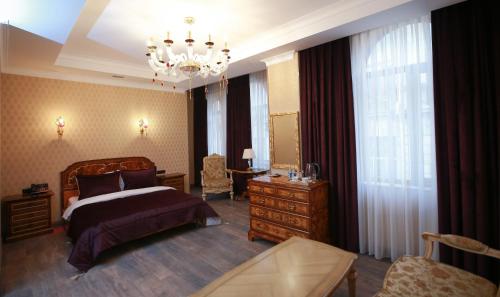 巴库West inn Hotel & Restaurant的一间卧室配有一张床和一个吊灯