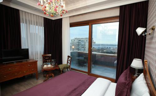 巴库West inn Hotel & Restaurant的酒店客房设有一张床和一个大窗户