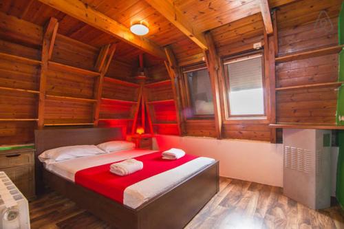 巴塞罗那巴塞罗那梅洛酒店的木制客房内的一间卧室,配有一张床