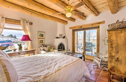 El PradoCasita Vacation Rental Near Taos with Patio!的一间卧室设有一张大床和一个壁炉