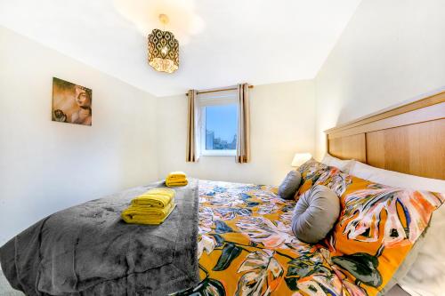 阿伯丁Kings Lodge - Grampian Lettings Ltd的一间卧室配有一张大床和色彩缤纷的被子