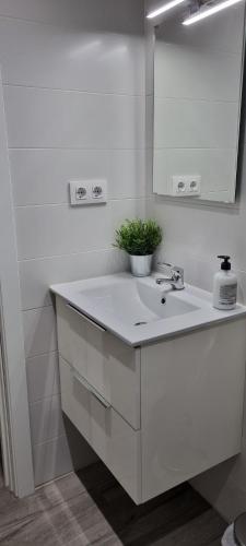 马德里Apartamento Happy Place Madrid的白色的浴室设有水槽和镜子