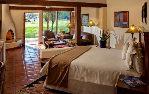 TubacTubac Golf Resort & Spa的一间带大床的卧室和一间客厅