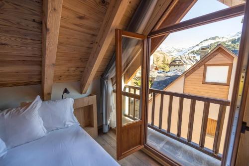 巴奎伊拉-贝莱特WOW views next to the ski lift!的一间卧室设有一张床和一个大窗户