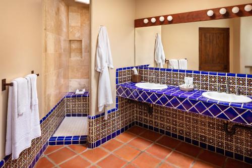 TubacTubac Golf Resort & Spa的浴室设有2个水槽和镜子