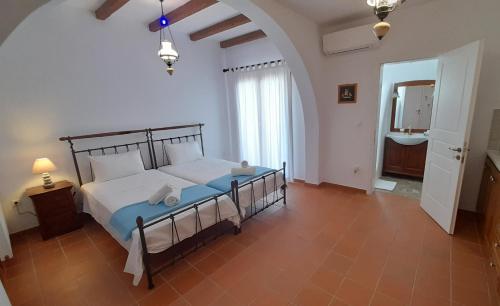 爱琴娜岛Villa Almyra的一间卧室,卧室内配有一张大床