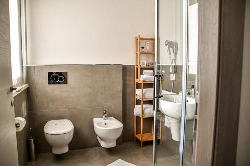 皮索涅Tramonti e Lago的浴室配有卫生间、坐浴盆和盥洗盆。