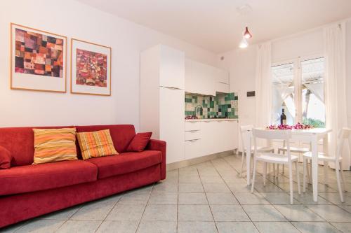 卡波利韦里Colibrì by SolturElba的客厅配有红色的沙发和桌子