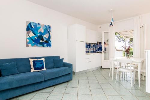 卡波利韦里Colibrì by SolturElba的客厅配有蓝色的沙发和桌子