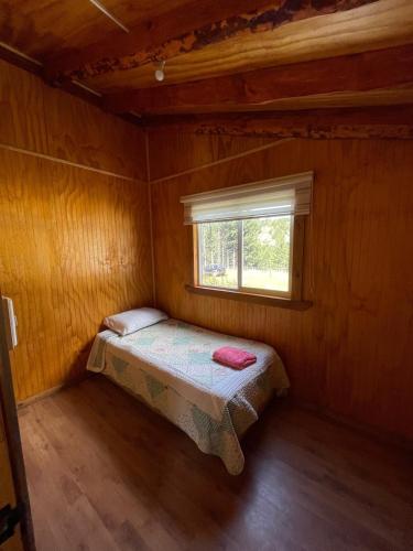 科伊艾科Cabaña la percha的一间小卧室,配有床和窗户