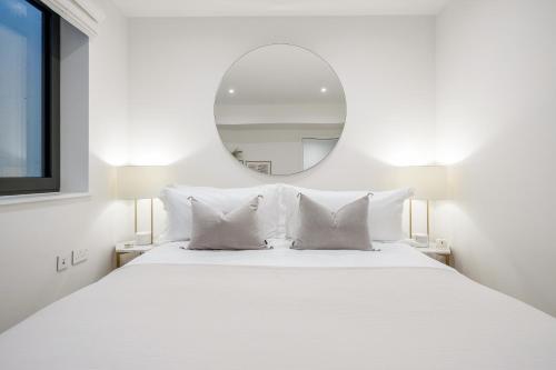 伦敦Luxury Central Mayfair Townhouse with AC 3BR 3BA的白色卧室配有一张带镜子的大白色床