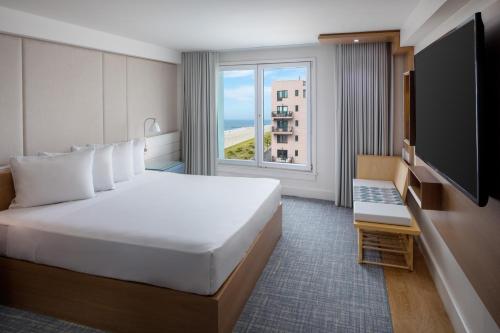 长滩阿乐格利亚酒店的酒店客房设有一张床和一个大窗户