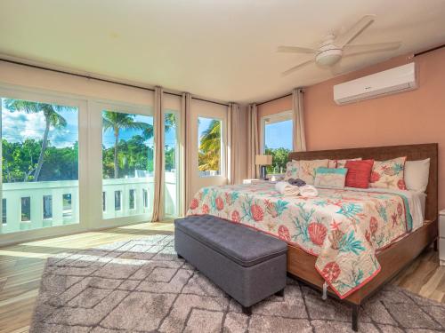里奥格兰德Newly Renovated 8 Bedroom Ocean Front Villa with Pool的一间卧室设有一张床,享有海景