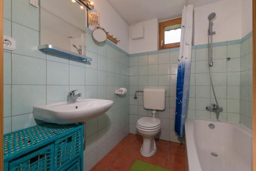 Spodnje GorjeThe Red House的浴室配有盥洗盆、卫生间和浴缸。