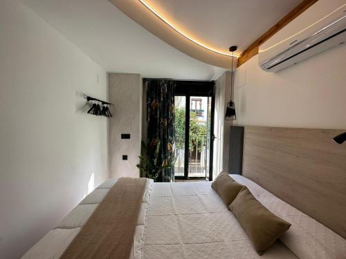 科尔多瓦La Mini Casa的一间卧室设有一张大床和一个大窗户