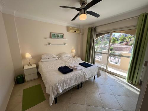 艾因苏赫纳Amazing Beachfront townhouse chalet Ain Sokhna LaVista 1的一间卧室配有一张带吊扇和窗户的床。