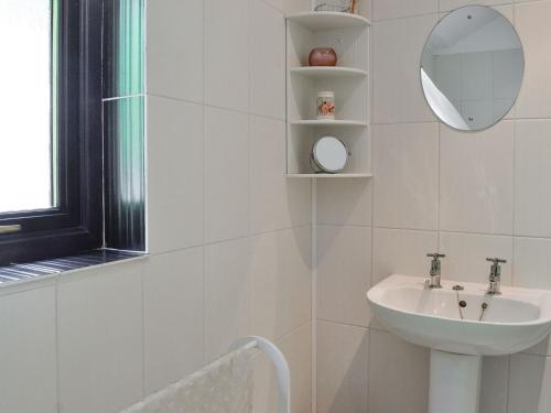 BargrennanWee Cordorcan - Uk5890的白色的浴室设有水槽和镜子