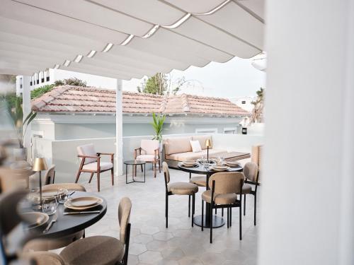 利马Casa Wynwood Barranco的白色凉棚下带桌椅的天井
