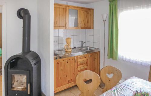Eichigt豪普茨特拉斯D度假屋的角落处设有带燃木炉的厨房