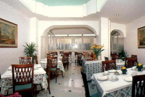 罗马桑皮耶特罗酒店的餐厅内带桌椅的用餐室