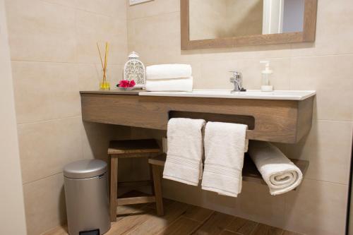 孔苏埃格拉Azafrán Consuegra的浴室配有带盥洗盆和毛巾的梳妆台。