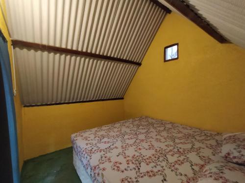 蒂安瓜Cabana King BioReserva Park的一间小卧室,卧室内配有一张床铺