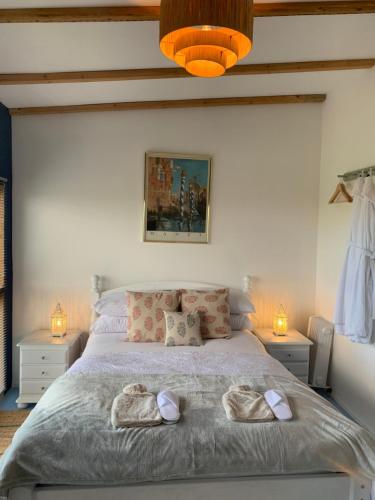 卡恩Countryside Garden Summer House的一间卧室配有一张床,上面有两条毛巾