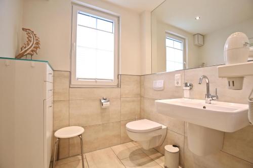 万根沃格Villa Verdi - Ferienwohnung 4的白色的浴室设有水槽和卫生间。