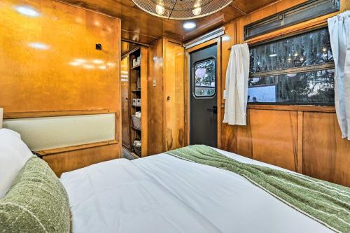普兰特城Charming Tiny Home with Private Hot Tub!的一间卧室,配有床和一张位于货车内的窗户