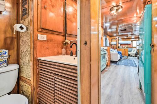 普兰特城Charming Tiny Home with Private Hot Tub!的浴室配有盥洗盆、卫生间和盥洗盆。