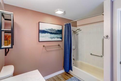费尔班克斯Northern Bliss House with Mountain Views!的带淋浴和卫生间的浴室