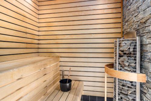 松兹瓦尔波罗的海贝斯特韦斯特酒店的一间带木镶板墙和木板凳的桑拿浴室