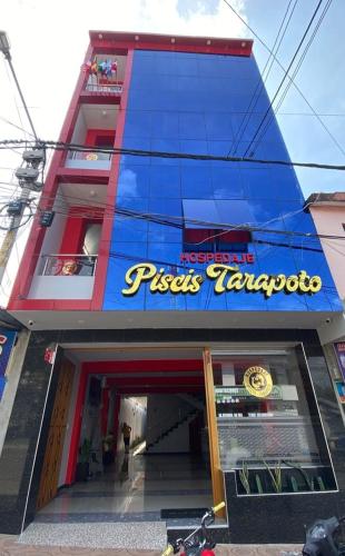 塔拉波托HOSPEDAJE PISCIS TARAPOTO的大楼一侧的比萨饼营业标志