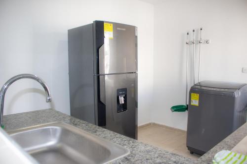 巴耶杜帕尔APARTAMENTO VALLEDUPAR的厨房里配有不锈钢冰箱,设有水槽