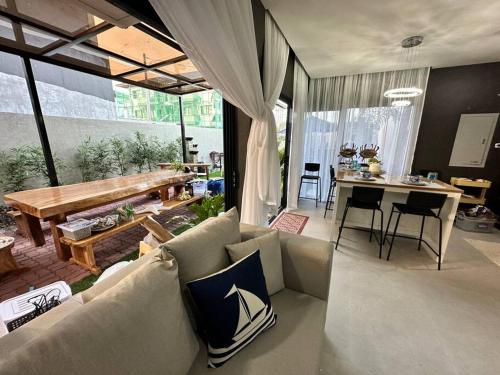 圣胡安Seafront OnCall - private jacuzzi with 4 cozy bedrooms的客厅配有沙发和桌子