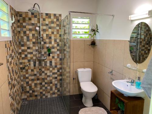 圣安德烈弗洛里亚度假屋的带淋浴、卫生间和盥洗盆的浴室