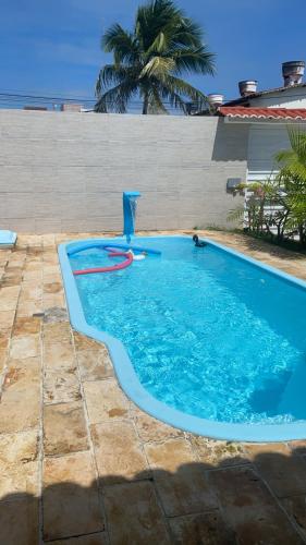 Casa temporada Porto de Galinhas bem localizada内部或周边的泳池