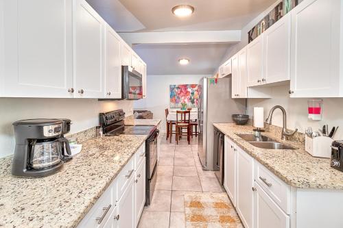 坦帕Convenient 4 Bedroom Home Centrally Located Tampa的厨房配有大理石台面和白色橱柜
