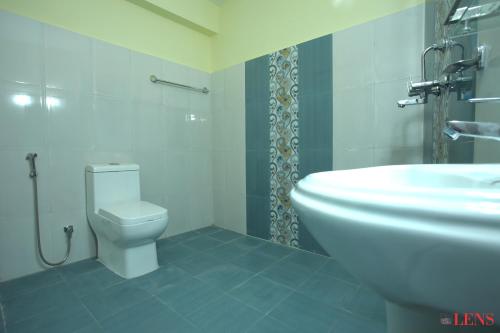 ToknaHotel Melungtse & Apartment的一间带卫生间和水槽的浴室
