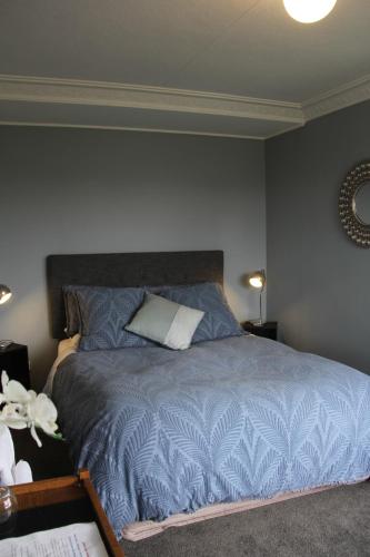 奥玛鲁罗西广场民宿的一间卧室配有一张带蓝色棉被的床